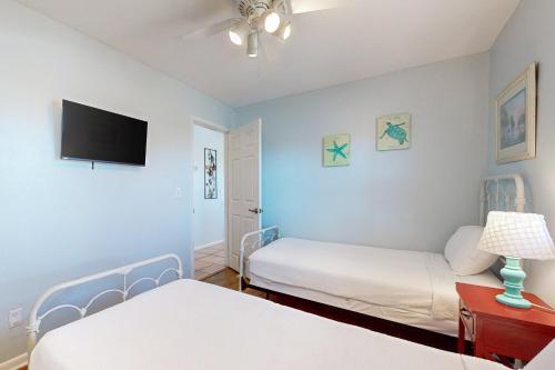 Condo with beach access resort pools & relaxing balcony photo 16