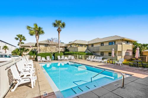 Condo with beach access resort pools & relaxing balcony photo 19