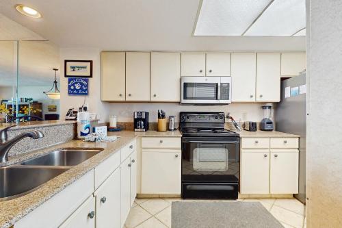 Gulf-view resort condo with pools hot tubs balcony WiFi W&D & AC photo 8