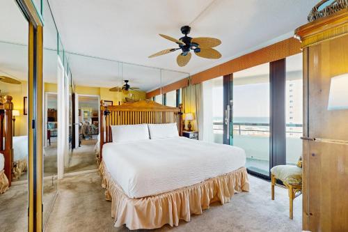 Gulf-view resort condo with pools hot tubs balcony WiFi W&D & AC photo 10