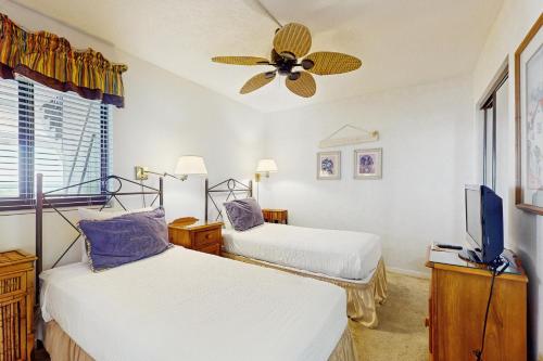 Gulf-view resort condo with pools hot tubs balcony WiFi W&D & AC photo 14