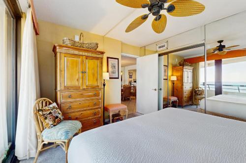 Gulf-view resort condo with pools hot tubs balcony WiFi W&D & AC photo 11