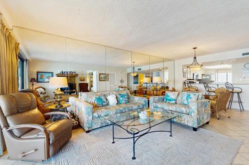 Gulf-view resort condo with pools hot tubs balcony WiFi W&D & AC photo 5