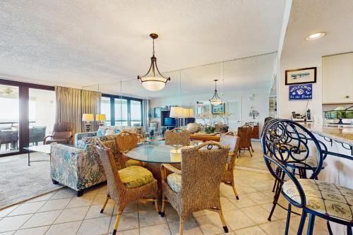 Gulf-view resort condo with pools hot tubs balcony WiFi W&D & AC photo 7