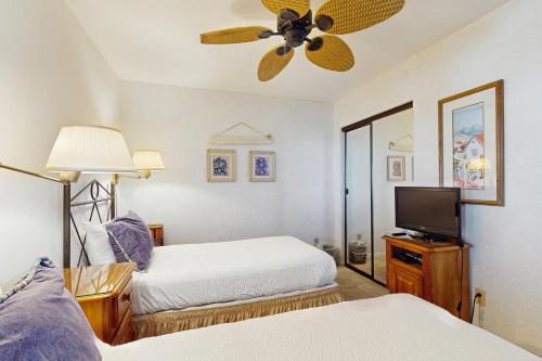 Gulf-view resort condo with pools hot tubs balcony WiFi W&D & AC photo 15