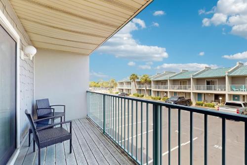 2-story townhouse with 2 balconies & patios pool access fast WiFi AC photo 3