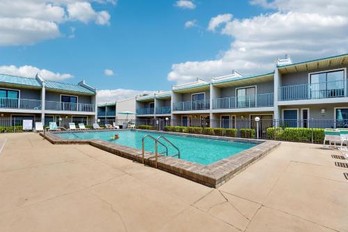 2-story townhouse with 2 balconies & patios pool access fast WiFi AC photo 4