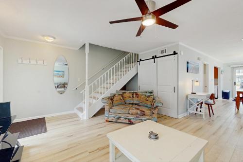 2-story townhouse with 2 balconies & patios pool access fast WiFi AC photo 7