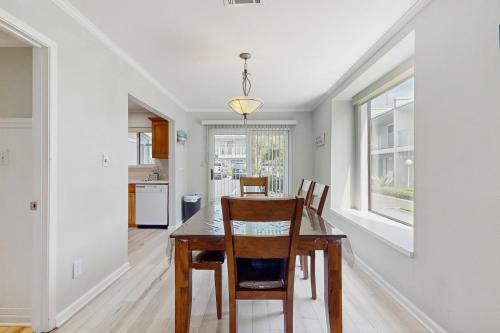 2-story townhouse with 2 balconies & patios pool access fast WiFi AC photo 8
