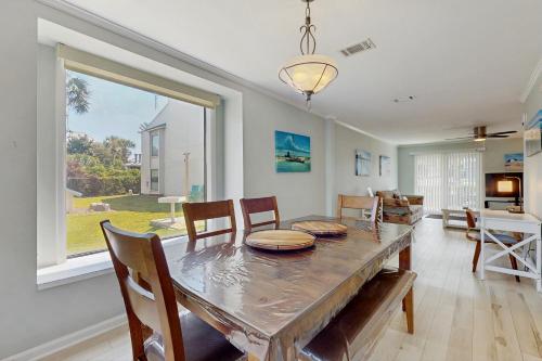 2-story townhouse with 2 balconies & patios pool access fast WiFi AC photo 9