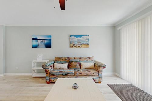 2-story townhouse with 2 balconies & patios pool access fast WiFi AC photo 6