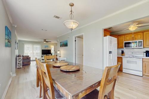 2-story townhouse with 2 balconies & patios pool access fast WiFi AC photo 10