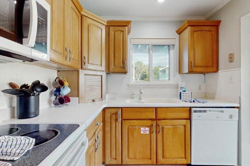 2-story townhouse with 2 balconies & patios pool access fast WiFi AC photo 12