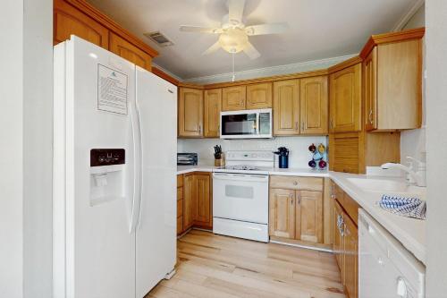 2-story townhouse with 2 balconies & patios pool access fast WiFi AC photo 11