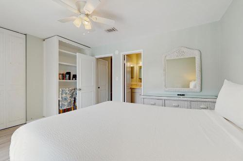 2-story townhouse with 2 balconies & patios pool access fast WiFi AC photo 18