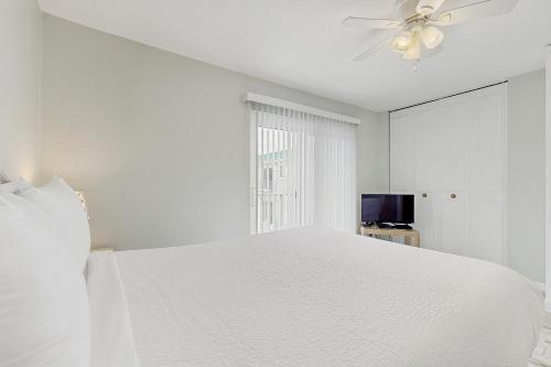 2-story townhouse with 2 balconies & patios pool access fast WiFi AC photo 19
