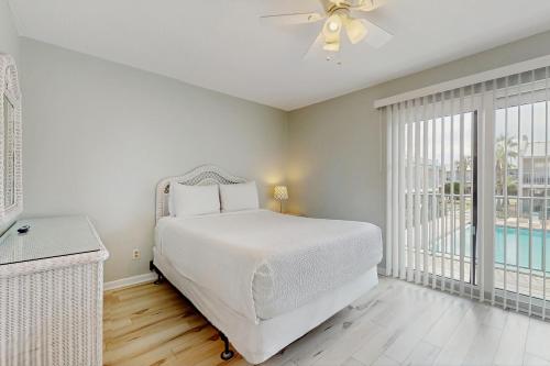 2-story townhouse with 2 balconies & patios pool access fast WiFi AC photo 17