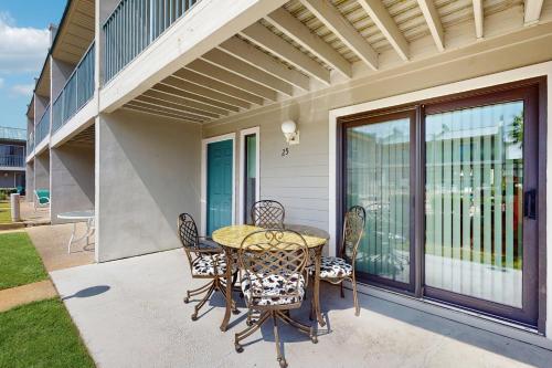 2-story townhouse with 2 balconies & patios pool access fast WiFi AC photo 24