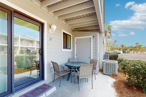 2-story townhouse with 2 balconies & patios pool access fast WiFi AC photo 23