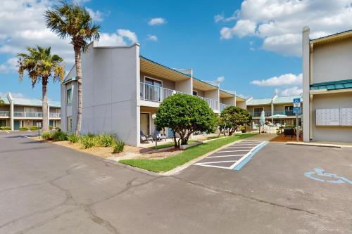 2-story townhouse with 2 balconies & patios pool access fast WiFi AC photo 22