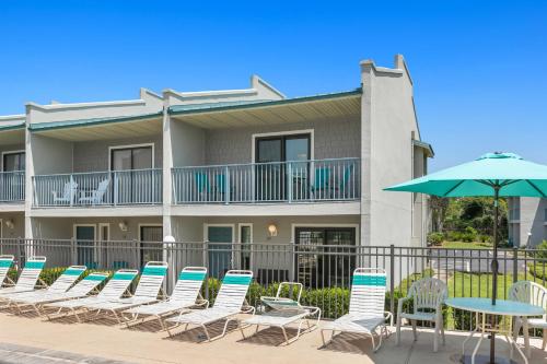 2-story townhouse with 2 balconies & patios pool access fast WiFi AC photo 25