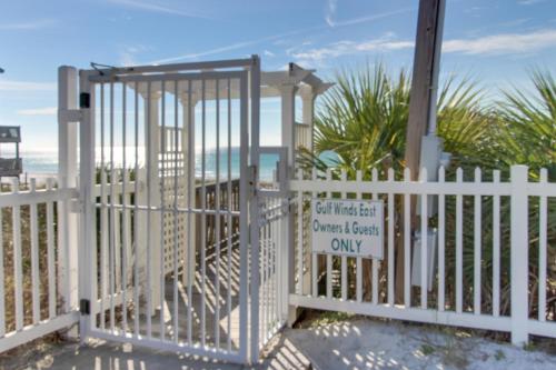 2-story townhouse with 2 balconies & patios pool access fast WiFi AC photo 28