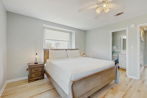 2-story townhouse with 2 balconies & patios pool access fast WiFi AC photo 14