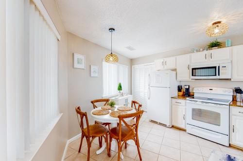 Miramar Beach condo with heated pool on-site private balcony washer&dryer AC photo 7