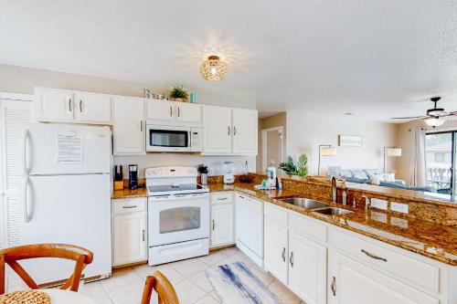 Miramar Beach condo with heated pool on-site private balcony washer&dryer AC photo 8