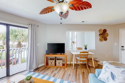 Miramar Beach condo with heated pool on-site private balcony washer&dryer AC photo 5