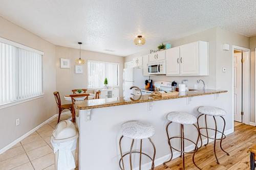 Miramar Beach condo with heated pool on-site private balcony washer&dryer AC photo 6