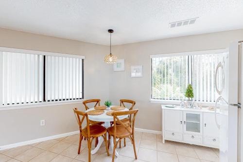 Miramar Beach condo with heated pool on-site private balcony washer&dryer AC photo 9