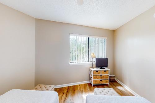 Miramar Beach condo with heated pool on-site private balcony washer&dryer AC photo 11