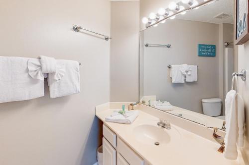 Miramar Beach condo with heated pool on-site private balcony washer&dryer AC photo 15