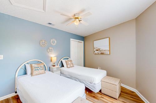Miramar Beach condo with heated pool on-site private balcony washer&dryer AC photo 10