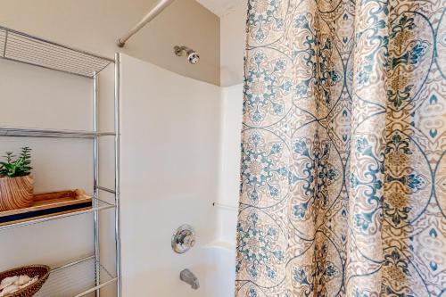 Miramar Beach condo with heated pool on-site private balcony washer&dryer AC photo 13
