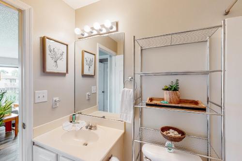 Miramar Beach condo with heated pool on-site private balcony washer&dryer AC photo 12