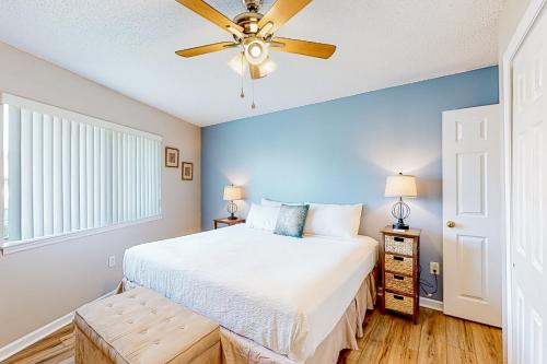 Miramar Beach condo with heated pool on-site private balcony washer&dryer AC photo 14