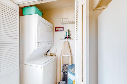 Miramar Beach condo with heated pool on-site private balcony washer&dryer AC photo 17