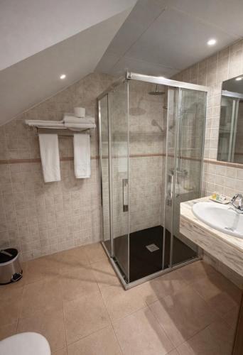 a bathroom with a shower and a sink at hostal Saint James Way in Cacabelos