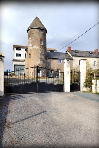 an old building with a gate in front of it at Le Moulin Neuf, logements atypiques dans le Pays d'Ancenis in Anetz