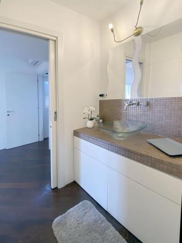 Bright studio apartment with balcony near the Central Station