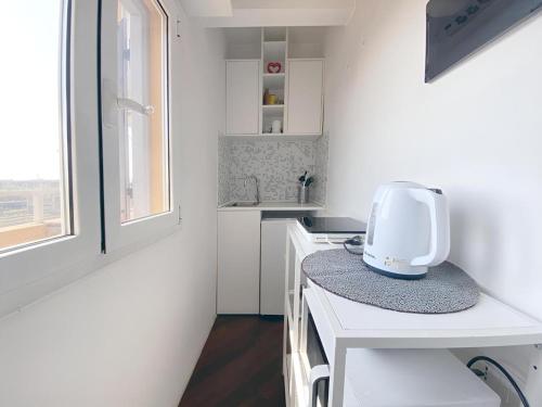 Bright studio apartment with balcony near the Central Station