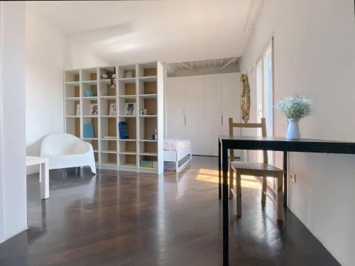Bright studio apartment with balcony near the Central Station