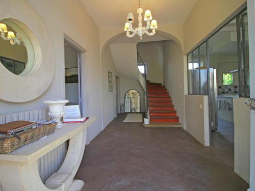 カルパントラにあるQuaint Holiday Home in Aywaille with Sauna, bubble bathの階段鏡付家廊下