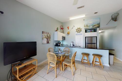 Charming Coastal Getaway with a Private Balcony - Short Drive to Dining photo 7