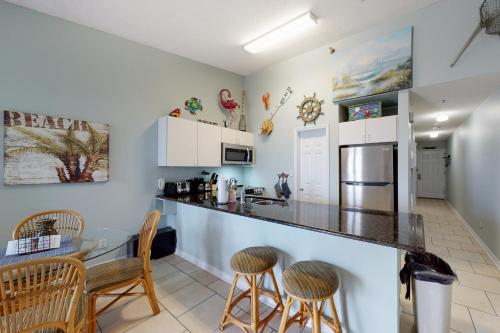 Charming Coastal Getaway with a Private Balcony - Short Drive to Dining photo 10
