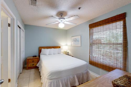 Charming Coastal Getaway with a Private Balcony - Short Drive to Dining photo 15
