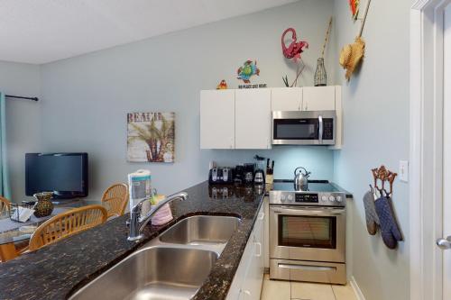 Charming Coastal Getaway with a Private Balcony - Short Drive to Dining photo 12