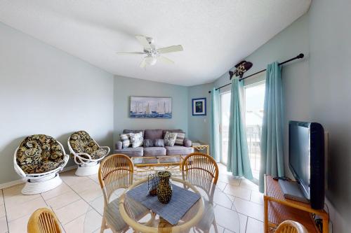 Charming Coastal Getaway with a Private Balcony - Short Drive to Dining photo 9